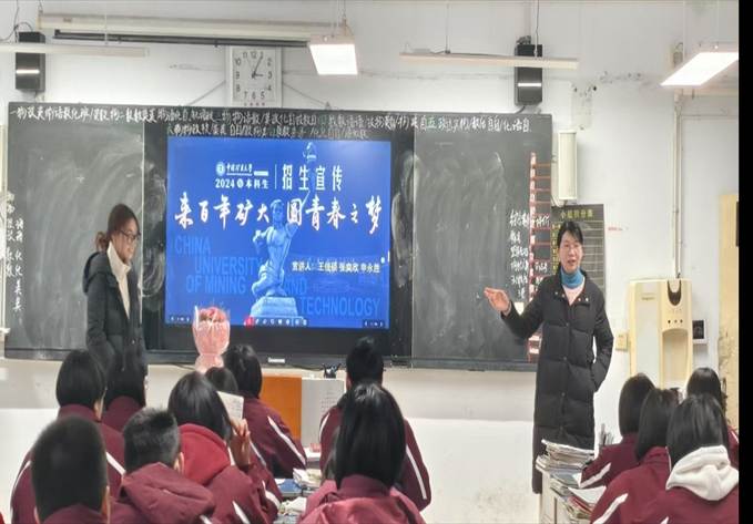 一群人在房间里AI 生成的内容可能不正确。