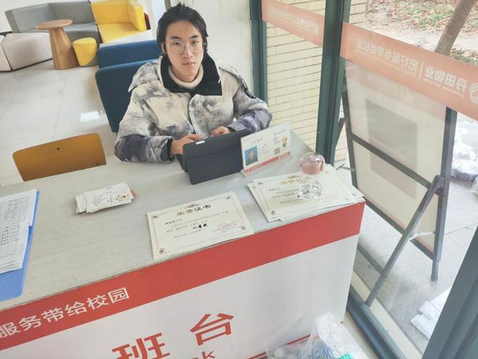 无码动漫
学生会成员收集同学们的成品贺卡