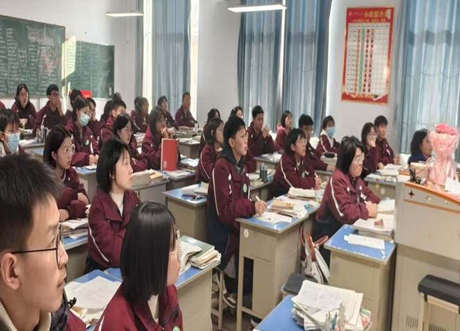 一群人坐在桌子前AI 生成的内容可能不正确。